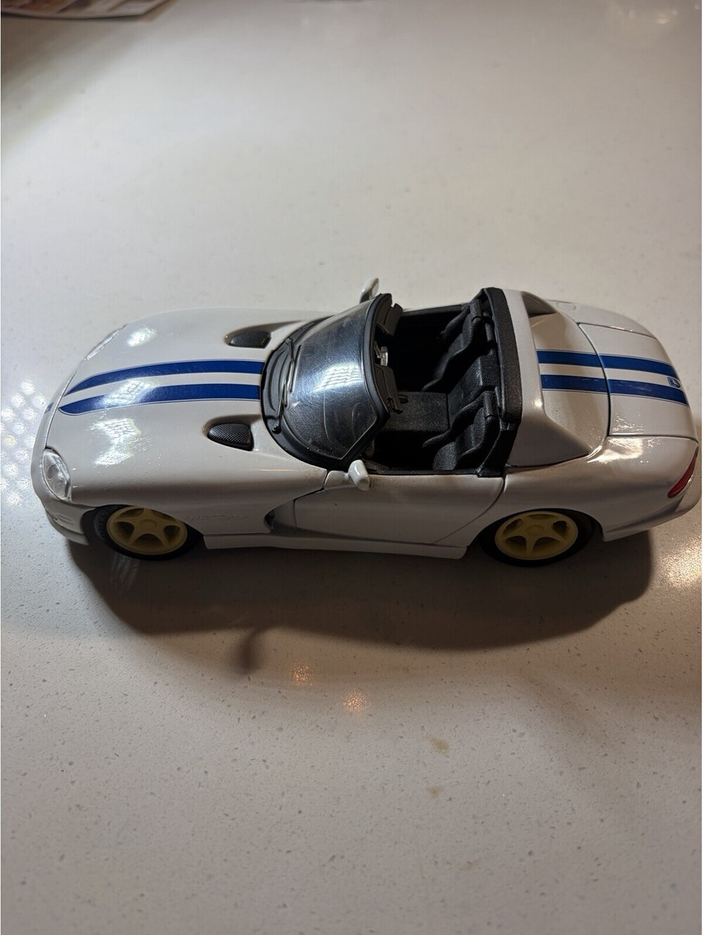Maisto Dodge Viper RT/10 White Blue Convertible Diecast Sports Car Scale 1/24